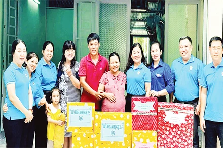 Liên đoàn Lao động Quận 5 trao tặng "Mái ấm công đoàn" cho gia đình đoàn viên có hoàn cảnh khó khăn.