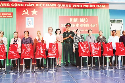 Cấp ủy, chính quyền xã Phú Hòa Đông (huyện Củ Chi, Thành phố Hồ Chí Minh) cùng Tổng cục II (Bộ Quốc phòng) phối hợp Bộ Tư lệnh Thành phố Hồ Chí Minh (Quân khu 7) trao quà cho gia đình chính sách trên địa bàn huyện Củ Chi.