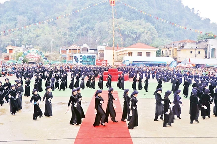 Trình diễn múa bát với sự tham gia của 200 diễn viên tại lễ hội An toàn khu Chợ Đồn, huyện Chợ Đồn.