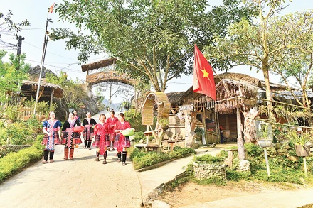 Người dân bản Lao Chải 1 hiểu rõ việc phát triển du lịch cộng đồng phải gắn với bản làng xanh, sạch, đẹp. (Ảnh ĐĂNG KHOA)