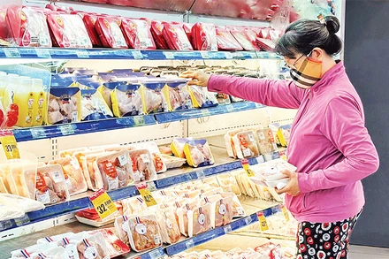 Người dân mua sắm hàng hóa bình ổn thị trường tại một siêu thị Co.opmart. 