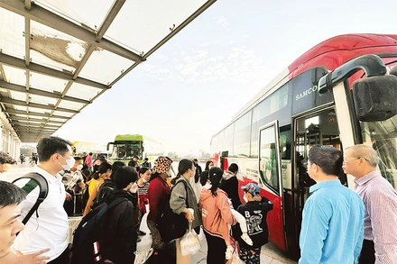 Người dân đón xe tại Bến xe Miền Đông mới.