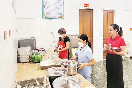 Trường mầm non Nam Phúc Thăng (huyện Cẩm Xuyên) phải cắt cử cán bộ không chuyên thực hiện nhiệm vụ y tế học đường tại bếp ăn bán trú.