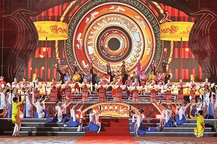 Biểu diễn nghệ thuật tại Festival Ninh Bình-Tràng An kết nối di sản.(Ảnh: THU CÚC) 