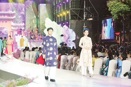 Các người mẫu trình diễn áo dài trong Lễ hội Áo dài Thành phố Hồ Chí Minh lần thứ 11, năm 2025.