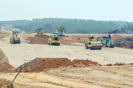 Làm đường vào khu tái định cư xã Linh Trường, huyện Gio Linh.