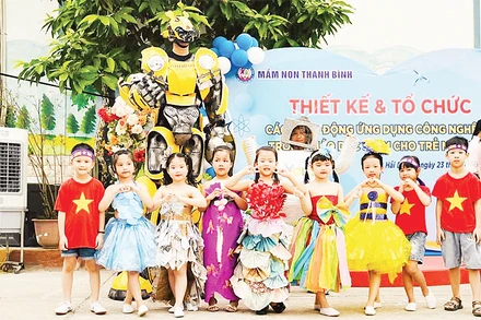 Học sinh Trường mầm non Thanh Bình trong giờ học ứng dụng công nghệ thông tin.