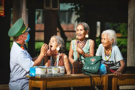 Cán bộ, chiến sĩ quân y thăm, khám bệnh cho đồng bào Tây Nguyên.