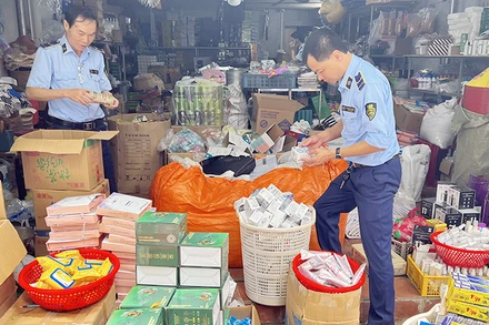 Đội Quản lý thị trường số 2, Cục Quản lý thị trường tỉnh Lạng Sơn kiểm tra, thu giữ mỹ phẩm, chất tẩy rửa không có hóa đơn được rao bán qua mạng xã hội tại một số cơ sở kinh doanh ở huyện Cao Lộc. (Ảnh THÙY DUNG) 