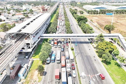 Nhiều cầu bộ hành đang được hoàn thiện kết nối các ga của tuyến Metro Bến Thành-Suối Tiên trên trục giao thông đường Võ Nguyên Giáp (xa lộ Hà Nội cũ). 