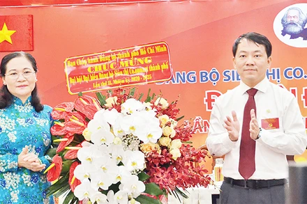 Lãnh đạo thành phố tặng hoa chúc mừng Đại hội đại biểu Đảng bộ Siêu thị Co.opmart thành phố lần 2, nhiệm kỳ 2020-2025.