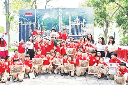 Học sinh Trường tiểu học Tràng An (Hoàn Kiếm) tham quan triển lãm. (Ảnh ĐĂNG ANH)