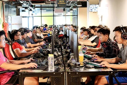 Các loại hình game online thu hút nhiều người chơi, đặc biệt là giới trẻ. (Ảnh MINH TUẤN)