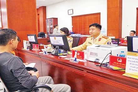 Công an tỉnh Hải Dương tiếp nhận hồ sơ cấp đổi giấy phép lái xe tại Trung tâm Phục vụ hành chính công.