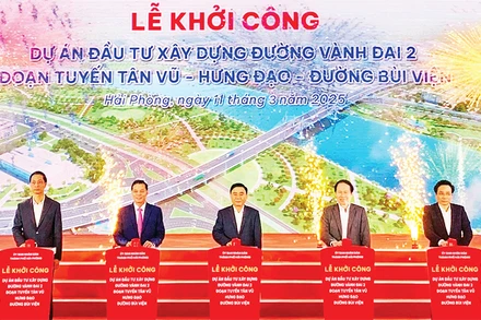 Các đại biểu nhấn nút khởi công đường vành đai 2 (đoạn tuyến Tân Vũ-Hưng Đạo-đường Bùi Viện).