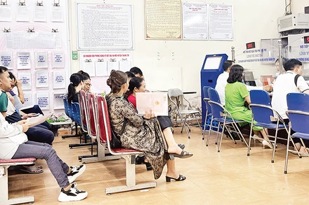 Người dân đến làm thủ tục tại Văn phòng Đăng ký đất đai Hà Nội, chi nhánh huyện Thanh Trì.