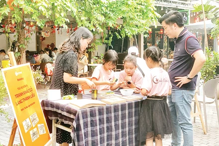 Các bạn nhỏ tham gia hoạt động trải nghiệm tại Phố Sách Hà Nội.