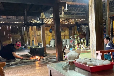 Sinh hoạt thường ngày trong căn nhà sàn của bà con Lô Lô ở Làng văn hóa cộng đồng Khuổi Khon (huyện Bảo Lạc, tỉnh Cao Bằng). 