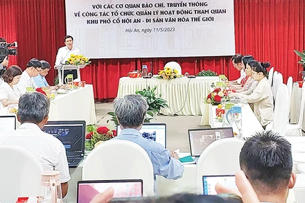 Lãnh đạo thành phố Hội An trao đổi với các cơ quan báo chí về một số giải pháp quản lý hoạt động tham quan nhằm giảm áp lực lên Khu phố cổ Hội An.