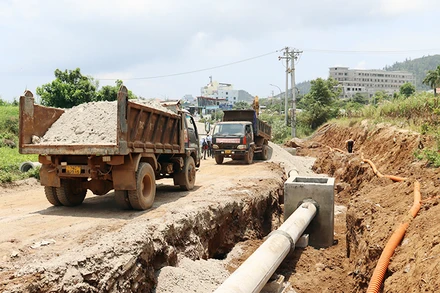 Công trình đường cơ động phía đông nam đảo Lý Sơn (giai đoạn 3) có nguy cơ vỡ tiến độ vì thiếu cát.