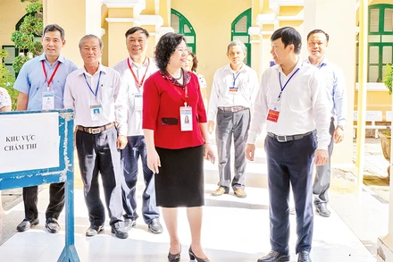 Lãnh đạo Bộ Giáo dục và Đào tạo kiểm tra công tác chấm thi tại tỉnh Tiền Giang. (Ảnh MAI MAI) 