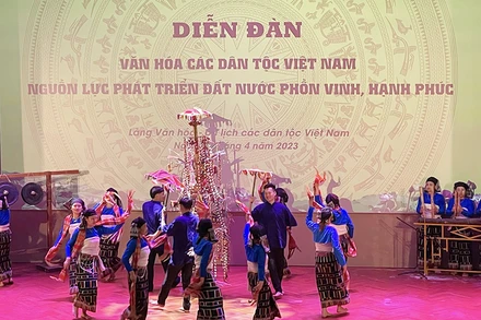 Biểu diễn múa dân gian tại Diễn đàn Văn hóa các dân tộc Việt Nam.
