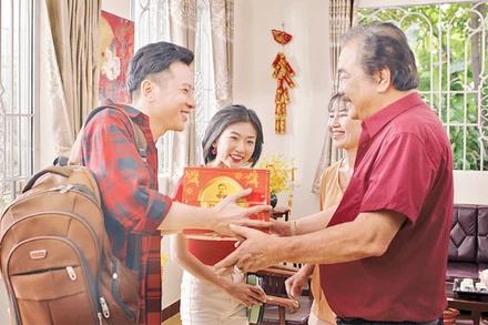 Dr Thanh là vị CEO đầu tiên của doanh nghiệp Việt tham gia đóng MV quảng cáo Tết khiến người xem bất ngờ.