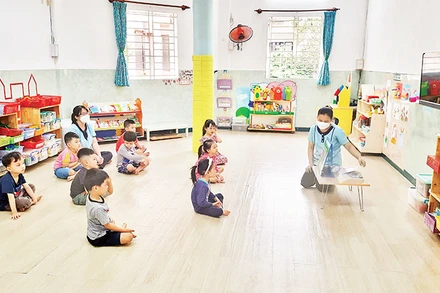 Giờ học tập của các cháu Trường mầm non Tuổi thơ 7, Quận 3. (Ảnh THẾ ANH)