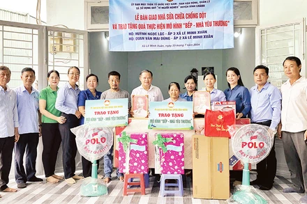 Đại diện Ủy ban Mặt trận Tổ quốc huyện Bình Chánh và các đơn vị trao nhà và các thiết bị gia dụng cần thiết cho các hộ dân trên địa bàn huyện.