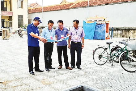 Giám sát việc xây dựng nhà văn hóa ở thôn Đoài, xã Kim Nỗ, huyện Đông Anh.