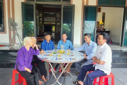 Các thành viên dòng họ Đào Đình ở Cẩm Sơn (Cẩm Xuyên) kể lại chuyện nhường đất, di dời nhà thờ họ và mộ tổ.