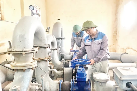 Công nhân Nhà máy nước An Bình, huyện Nam Sách (Hải Dương) vận hành máy cấp nước sinh hoạt.