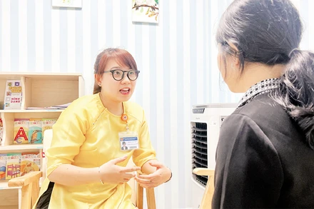 Nhân viên phòng Công tác xã hội Bệnh viện Hùng Vương tư vấn người cần hỗ trợ.