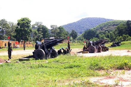 Cán bộ, chiến sĩ khẩu đội pháo lựu 105 mm, Đại đội 6, Tiểu đoàn 2, Lữ đoàn Pháo binh 454 (Quân khu 3) luyện tập trên thao trường.