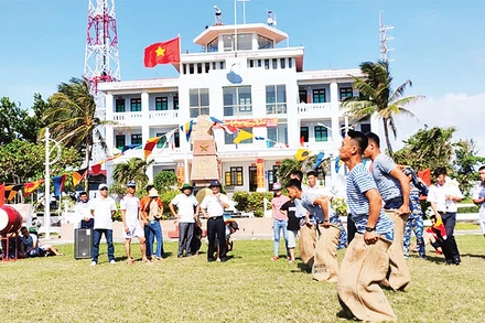 Quân dân xã đảo Song Tử Tây vui Xuân, đón Tết.