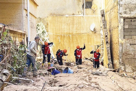 Đội cứu hộ Thổ Nhĩ Kỳ tìm kiếm các nạn nhân lũ lụt ở Libya.