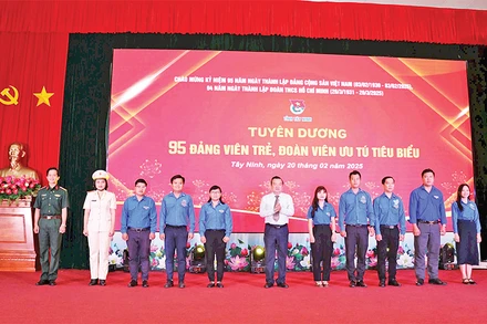 Đồng chí Phạm Hùng Thái, Phó Bí thư Thường trực Tỉnh ủy, Trưởng đoàn đại biểu Quốc hội tỉnh Tây Ninh tuyên dương các đảng viên trẻ, đoàn viên ưu tú.