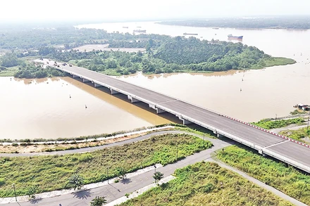 Cầu Vàm Cái Sứt được đầu tư gần 400 tỷ đồng trên Hương lộ 2 đã hoàn thành nhưng không có đường kết nối.