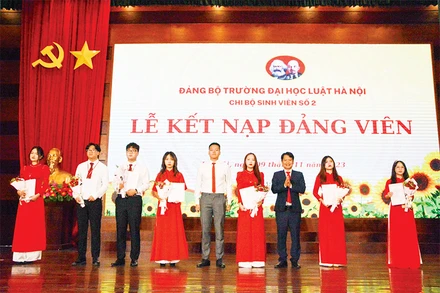 Lễ kết nạp Đảng cho quần chúng ưu tú là sinh viên Trường đại học Luật Hà Nội. (Ảnh XUÂN QUÝ)
