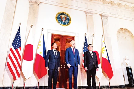 Ba nhà lãnh đạo Mỹ, Nhật Bản, Philippines có cuộc gặp tại Nhà Trắng.