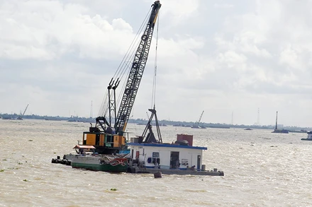 (Ảnh minh họa: Khai thác cát phục vụ xây dựng tại sông Hậu thuộc tỉnh Vĩnh Long)