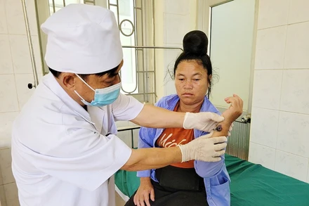 Theo dõi, điều trị người mắc bệnh than tại Trung tâm Y tế huyện Tủa Chùa, tỉnh Điện Biên. (Ảnh LÊ LAN)