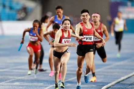 Các VĐV điền kinh Việt Nam nỗ lực thi đấu, đoạt nhiều HCV tại SEA Games 32. (Ảnh DŨNG PHƯƠNG)