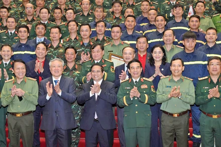 Thủ tướng Phạm Minh Chính tuyên dương lực lượng hỗ trợ Myanmar khắc phục hậu quả động đất ngày 9/4. Ảnh: TRẦN HẢI