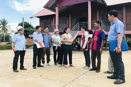 Đồng chí Lê Thị Thanh Mai, Bí thư Huyện ủy Đăk Pơ, tỉnh Gia Lai (người đứng giữa) trao đổi kinh nghiệm sinh hoạt chi bộ với đồng chí Đinh Thị Xắc (thứ ba từ phải sang), Bí thư Chi bộ làng Bung Bang Hven, xã Yang Bắc, huyện Đăk Pơ.