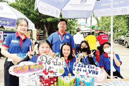 Tại mỗi điểm thi, các tình nguyện viên luôn truyền năng lượng tích cực đến thí sinh.