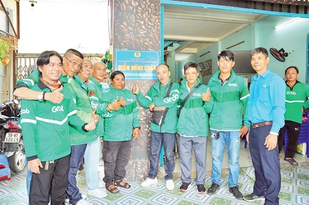 "Điểm dừng chân" miễn phí ở quận Bình Tân là nơi để tài xế xe ôm nghỉ ngơi, trò chuyện, bảo dưỡng xe máy.