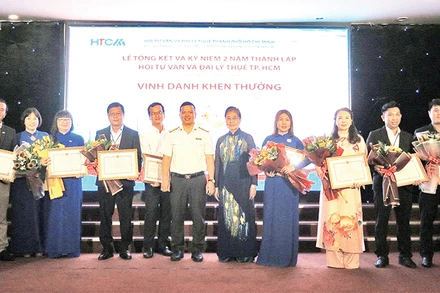 Cục Thuế Thành phố Hồ Chí Minh khen thưởng các đại lý thuế tiêu biểu.