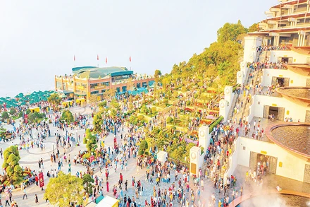 Đông đảo du khách đến tham quan núi Bà Đen trong dịp đầu xuân. (Ảnh MINH ANH)