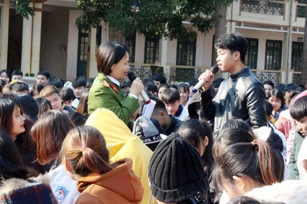 Cán bộ Phòng Cảnh sát hình sự (Công an tỉnh Hòa Bình) phổ biến phòng, chống vi phạm pháp luật trong thanh thiếu niên tại Trường THPT Thạch Yên, huyện Cao Phong.